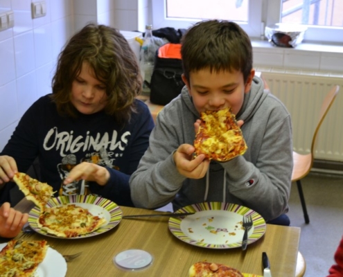 2 Kinder essen Pizza