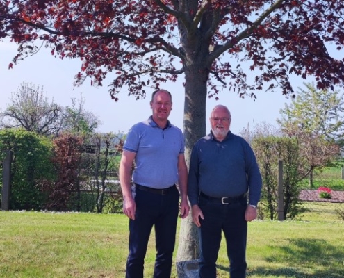Herr Schmidt und Herr Claus unter einem Baum
