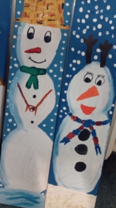 2 Schneemänner auf Holzabschnitte gemalt